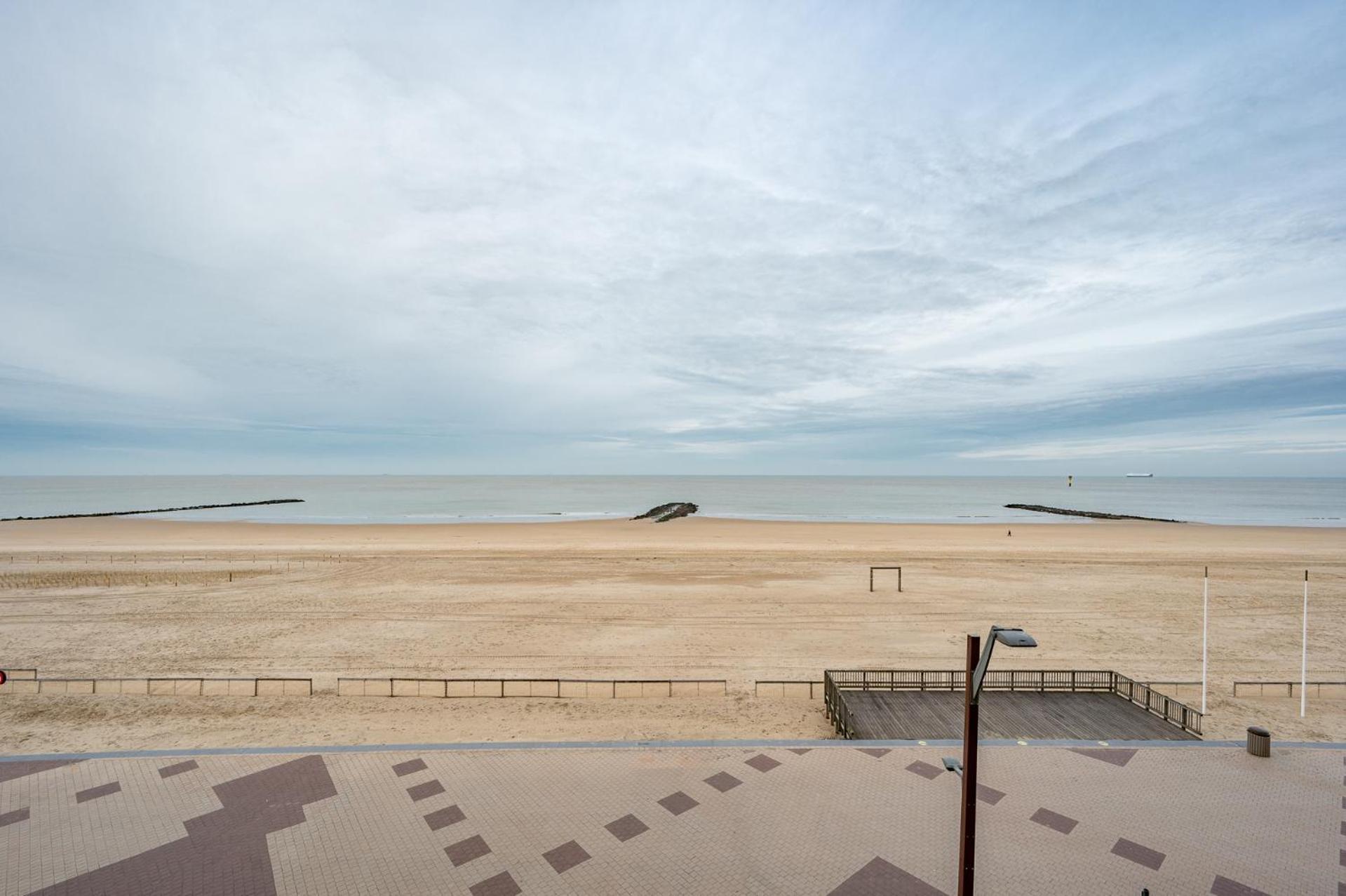 Appartementen Op De Zeedijk In Knokke Op De 3E En 4E Verdieping Van Logie Marie Экстерьер фото